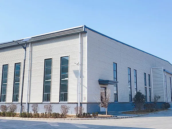 كيفية تحقيق انعدام التسرب في أسطح المصانع ذات الهياكل الفولاذية: التصميم والمواد واستراتيجيات الأداء على المدى الطويل