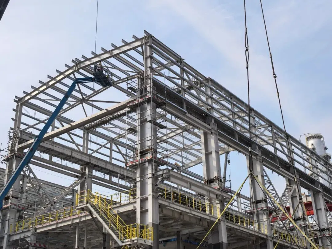 هياكل الأنابيب الفولاذية المعيارية: متى ولماذا يختارها مقاولو الهندسة والمشتريات والإنشاءات؟